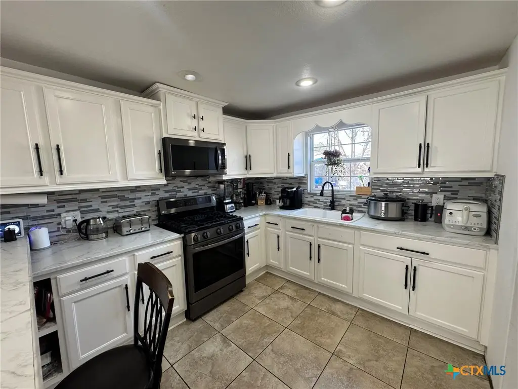 918 N Guadalupe Street, Seguin, TX 78155 - #1