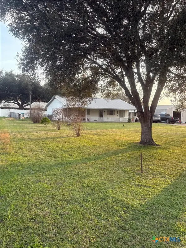 676 County Road 002, Hallettsville, TX 77964