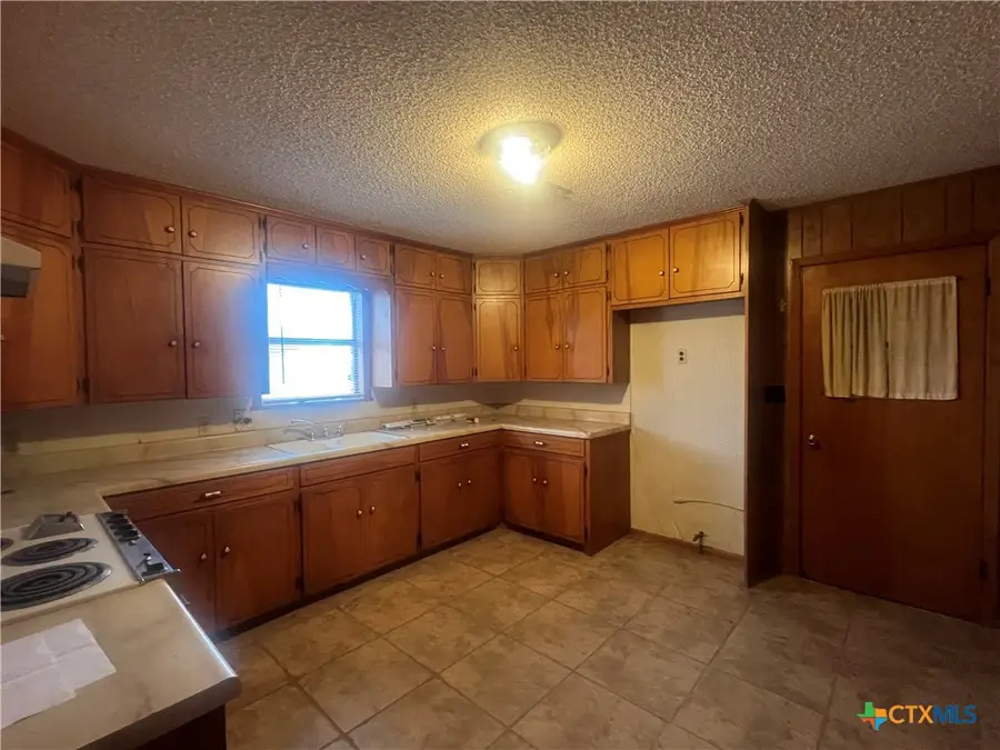 509 W 6th Street, Yorktown, TX 78164 - #2