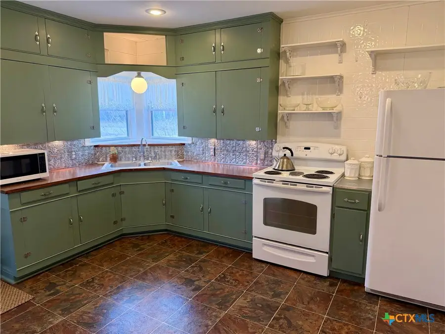 150 N Chilton Avenue, Goliad, TX 77963 - #3