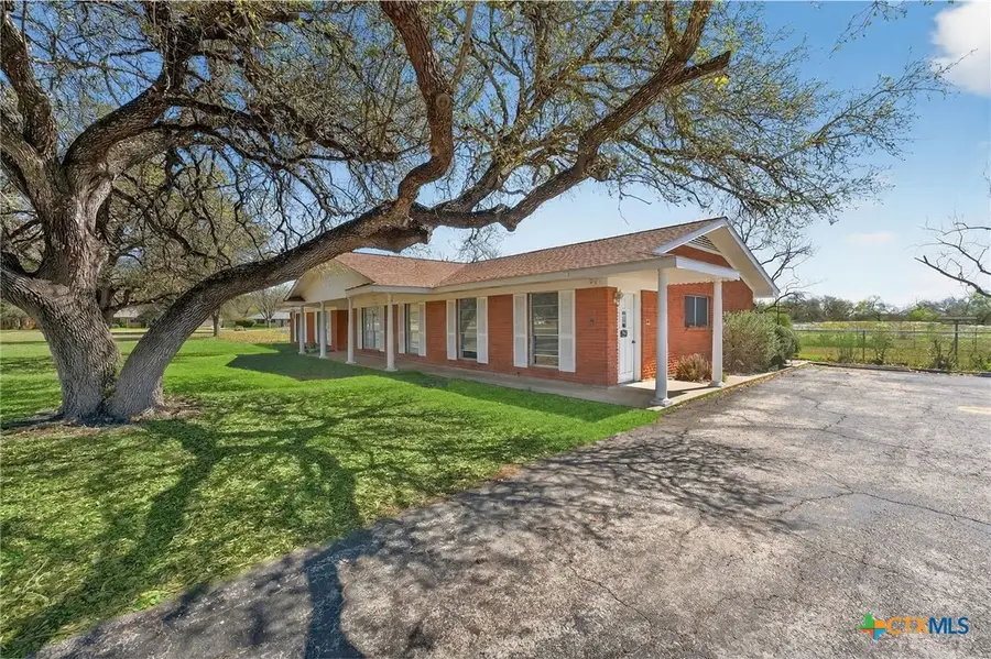 514 Hospital Boulevard, Floresville, TX 78114 - #2