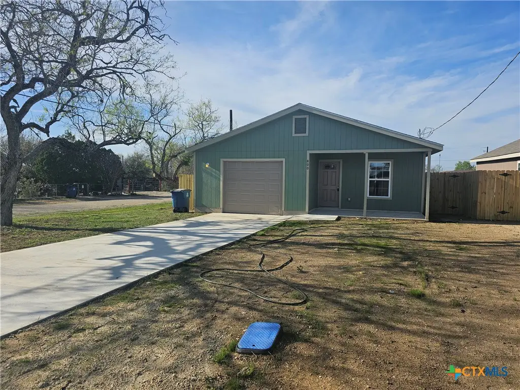 800 E 6th Street, Nixon, TX 78140 - #1
