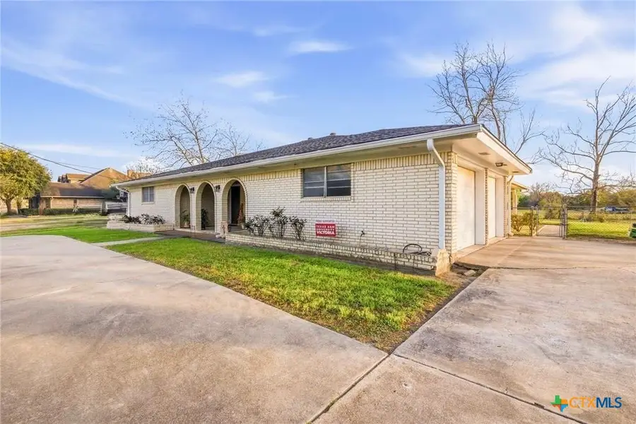 911 W Constitution Street, Victoria, TX 77901 - #3