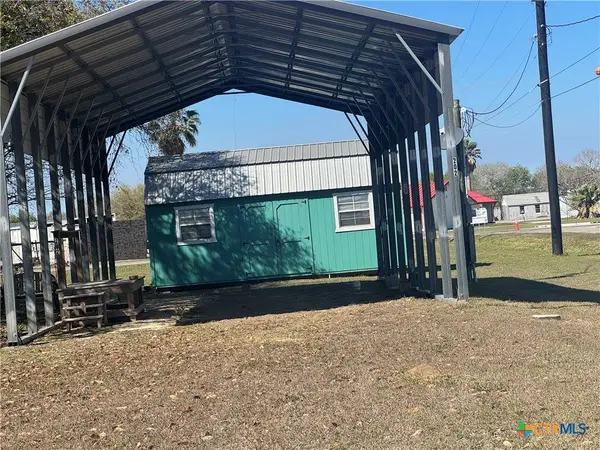 202 W Cleveland Avenue, Seadrift, TX 77983