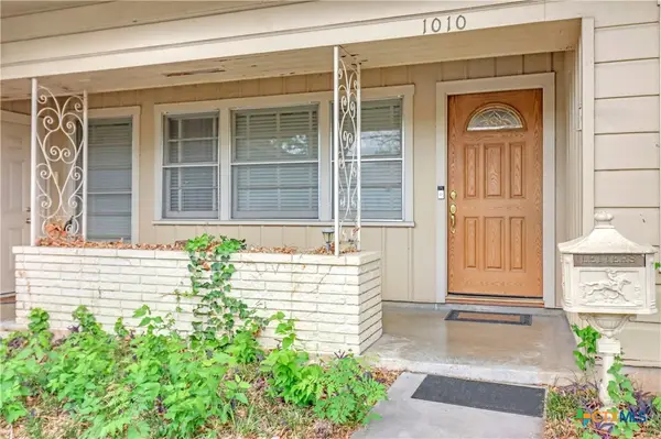 1010 E Humphreys Street, Seguin, TX 78155