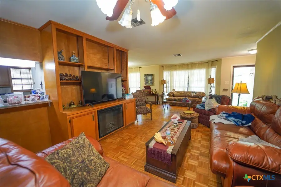 2801 E Loma Vista Avenue, Victoria, TX 77901 - #2