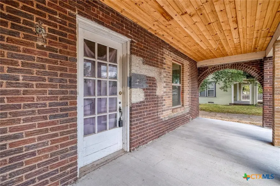 116 S Cypress Avenue, Luling, TX 78648 - #2