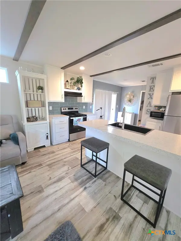 1005 W Houston Avenue, Seadrift, TX 77983