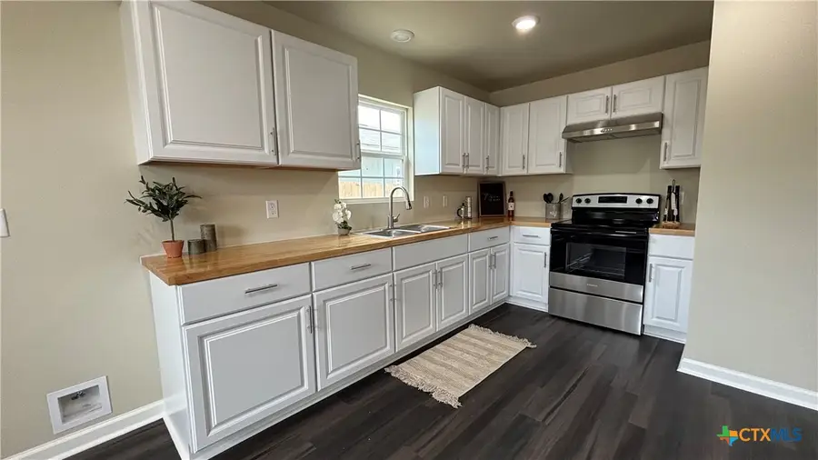 802 E 6th Street, Nixon, TX 78140 - #2