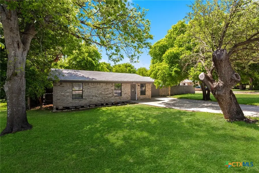 906 E Avenue D, Lampasas, TX 76550 - #3