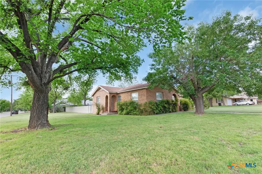802 W 1st Street, Lampasas, TX 76550 - #2