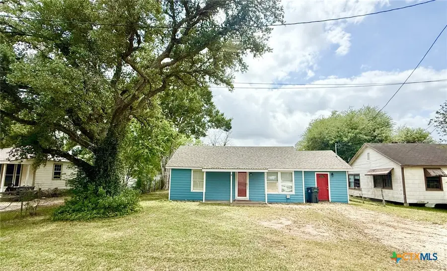 607 S East Street, Edna, TX 77957 - #2