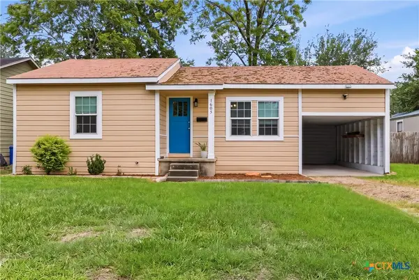 1605 E Mistletoe Avenue, Victoria, TX 77901