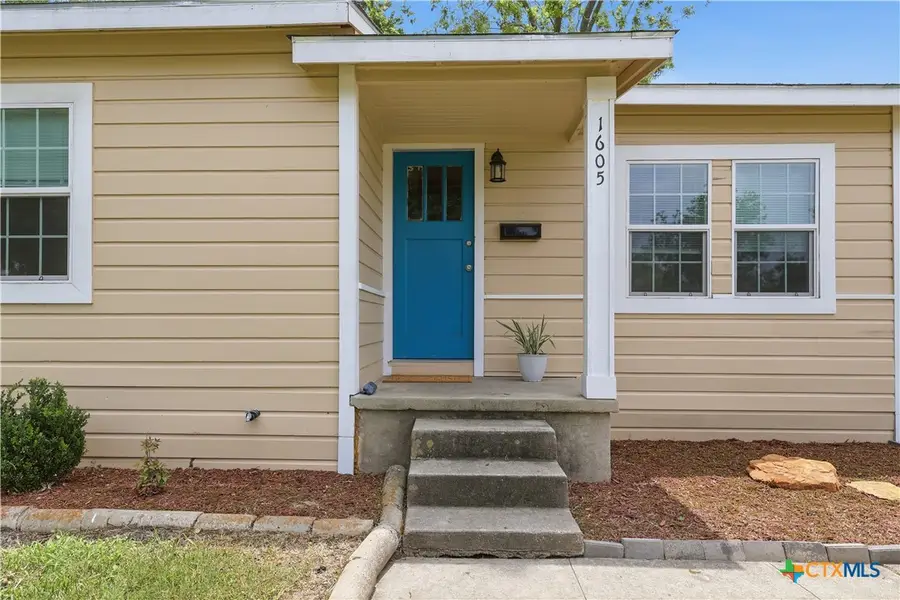 1605 E Mistletoe Avenue, Victoria, TX 77901 - #3