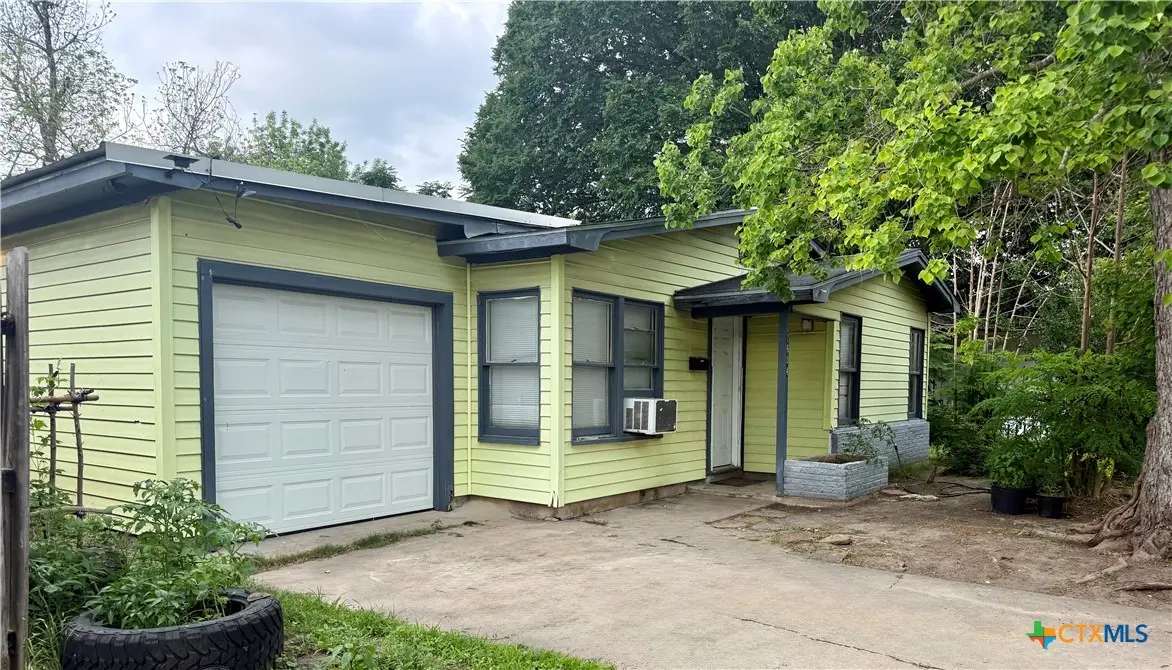 1604 E Mistletoe Avenue, Victoria, TX 77901 - #1