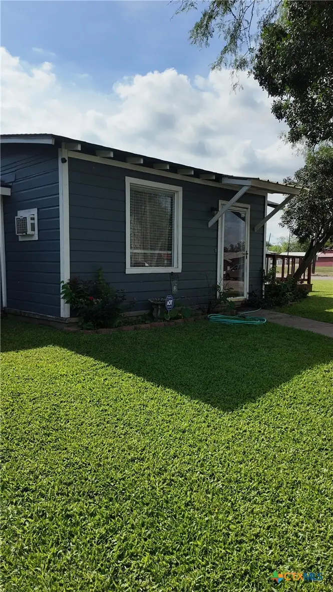 305 Dunn St., Cuero, TX 77954 - #2