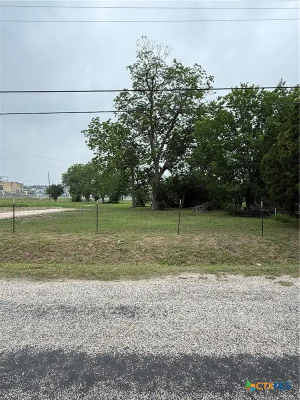 1105 S De Leon St. Street, Victoria, TX 77901