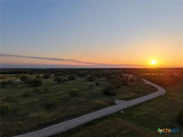 784 Main Loop Road, Waelder, TX 78959