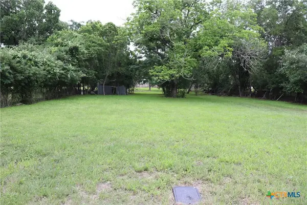1006 Johnson Street, Lockhart, TX 78644