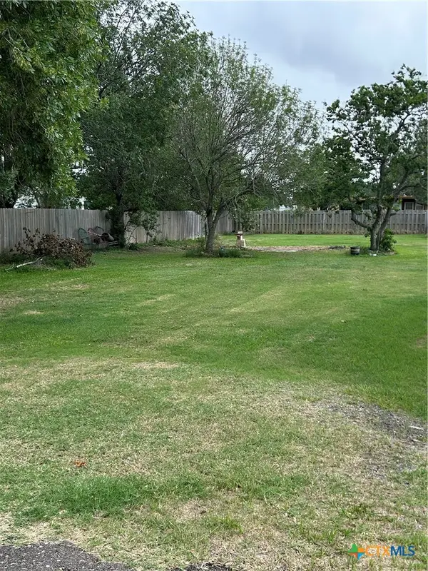 1201 W Broadway Avenue, Seadrift, TX 77983