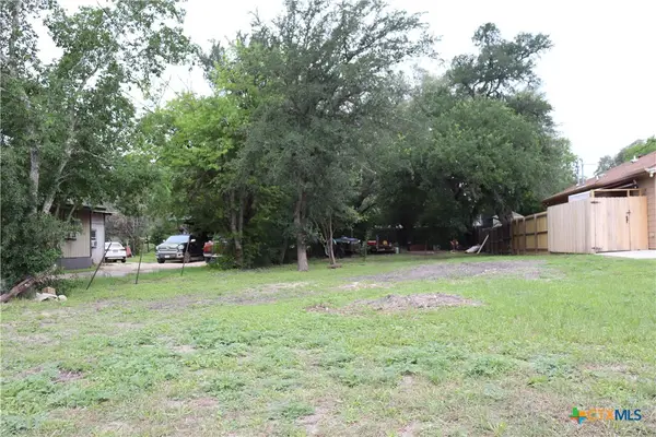 821 N Commerce Street, Lockhart, TX 78644