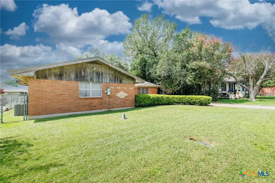 116 E Wallace Street, Gonzales, TX 78629 - #2