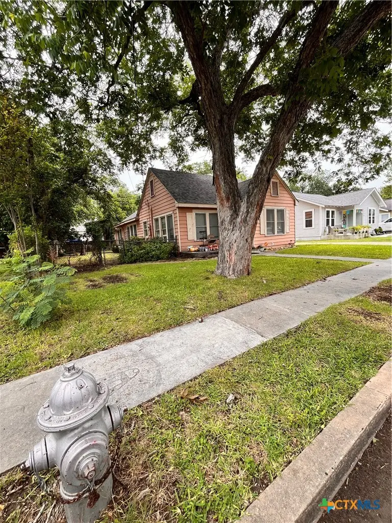 211 W College Street, Seguin, TX 78155 - #2