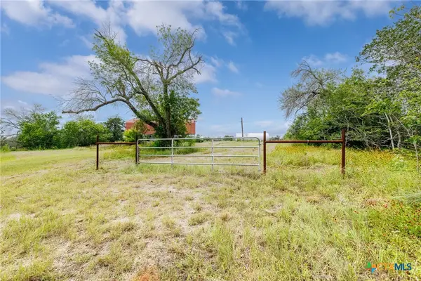 51 County Road 471, Nixon, TX 78140