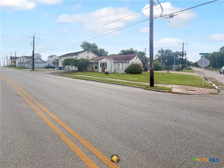 204 E Austin Street, Port Lavaca, TX 77979 - #2