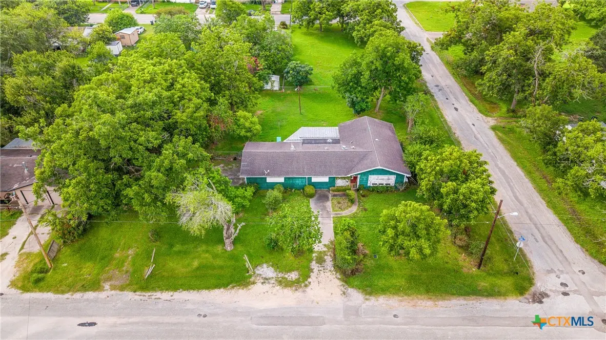401 Kerr Street, Edna, TX 77957 - #1