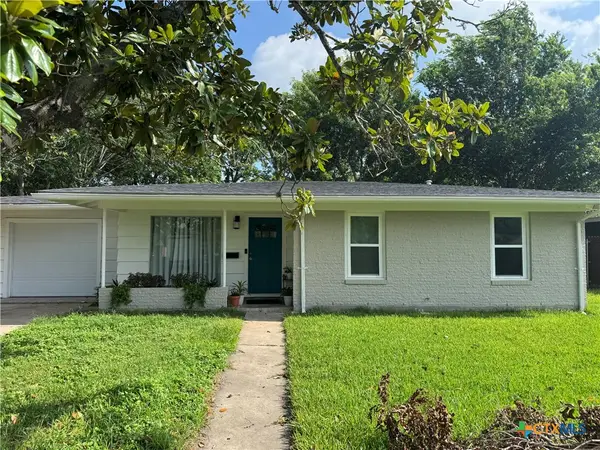 2304 E Mistletoe Avenue, Victoria, TX 77901