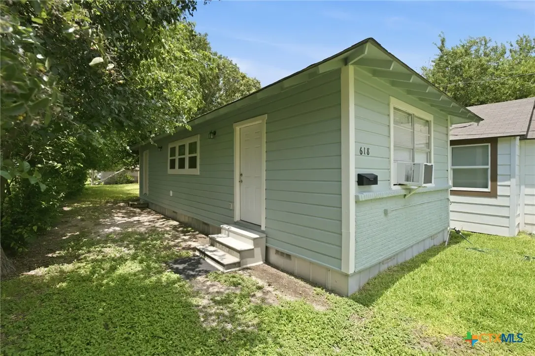 618 E Ireland Street, Seguin, TX 78155 - #1