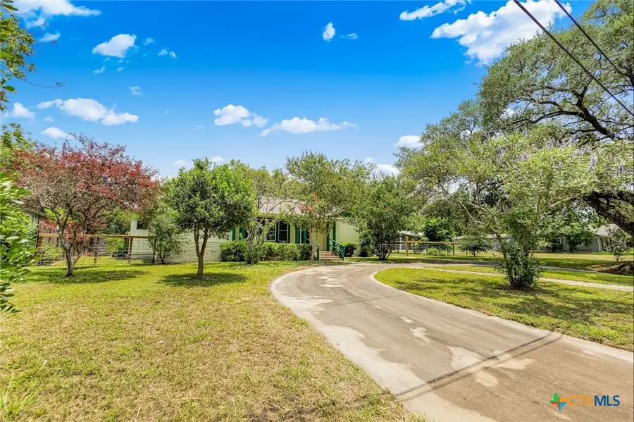 1019 E Gonzales Street, Yoakum, TX 77995 - #2