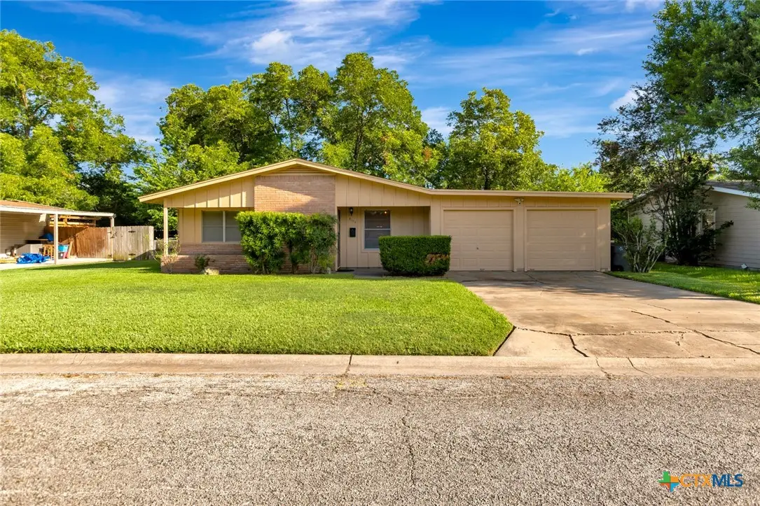 2105 E Mistletoe Avenue, Victoria, TX 77901 - #1