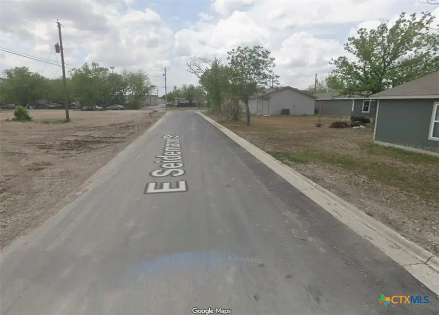 211 E Seideman Street, Seguin, TX 78155 - #2