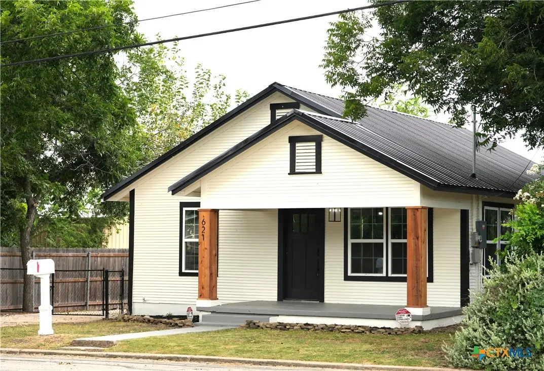621 E Gonzales Street, Seguin, TX 78155 - #1
