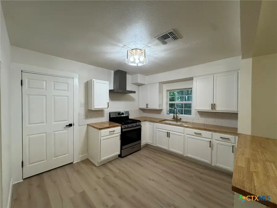 621 E Gonzales Street, Seguin, TX 78155 - #3