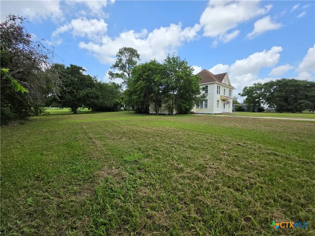 602 W Live Oak Street, Edna, TX 77957 - #1