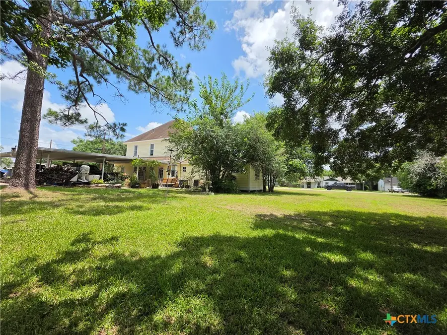 602 W Live Oak Street, Edna, TX 77957 - #3