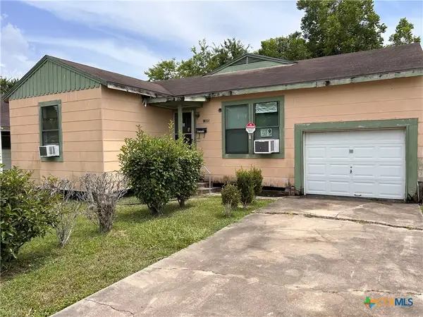 1305 E Mistletoe Avenue, Victoria, TX 77901