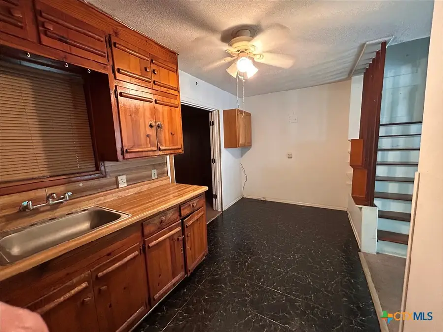 1305 E Mistletoe Avenue, Victoria, TX 77901 - #3