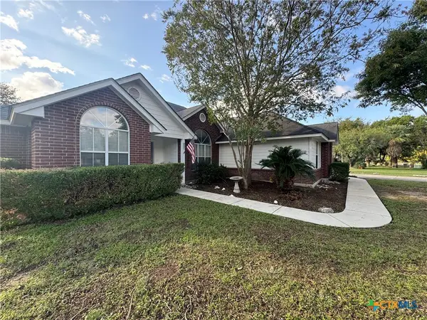521 Woodlake Drive, McQueeney, TX 78123