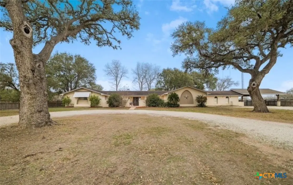 404 Glen Oaks Ln, Cuero, TX 77954 - #1