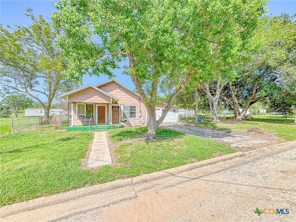 810 N Avenue H, Shiner, TX 77984 - #1