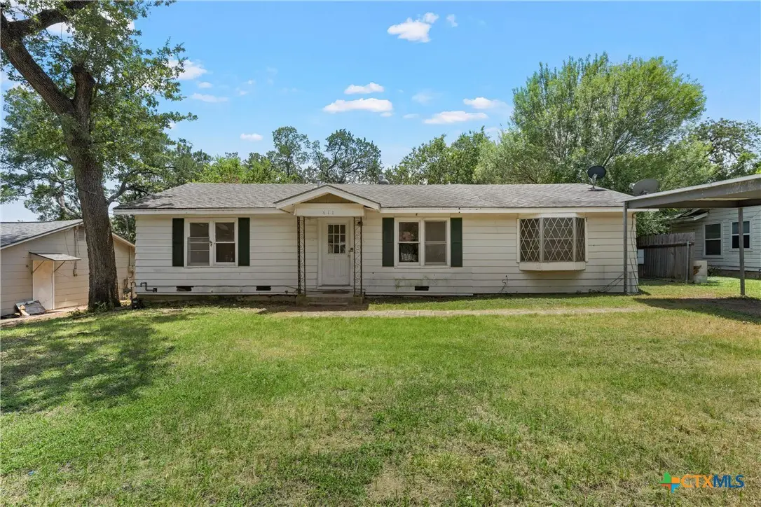 611 E 5th Street, Cameron, TX 76520 - #1