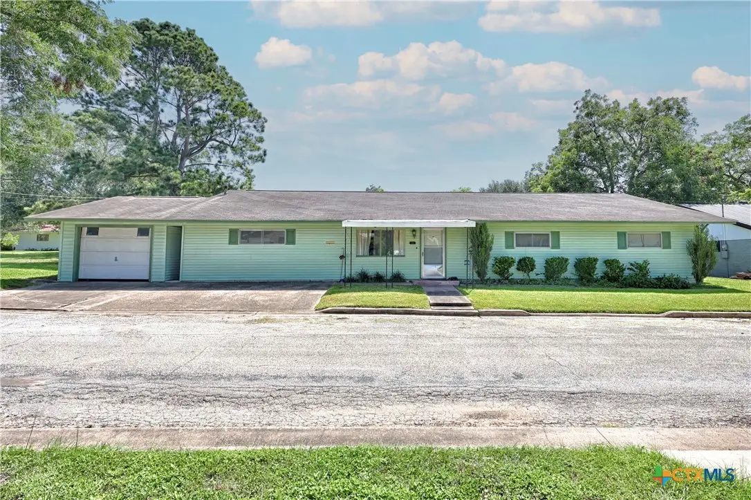 604 N Market Street, Hallettsville, TX 77964 - #1