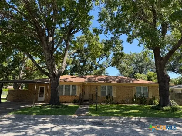 802 E 14th St, Cameron, TX 76520