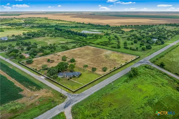 39 Woods Road, Port Lavaca, TX 77979
