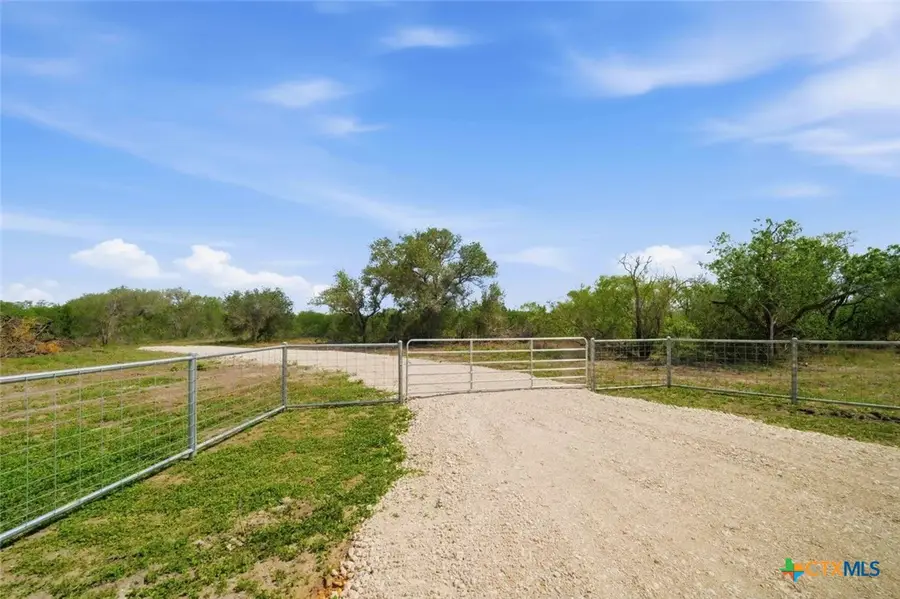 395 Machicek Rd, Goliad, TX 77963 - #2