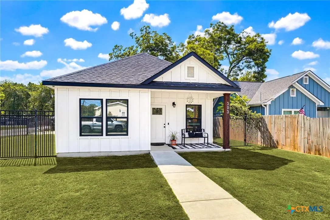 303 Pine Street, Luling, TX 78648 - #1